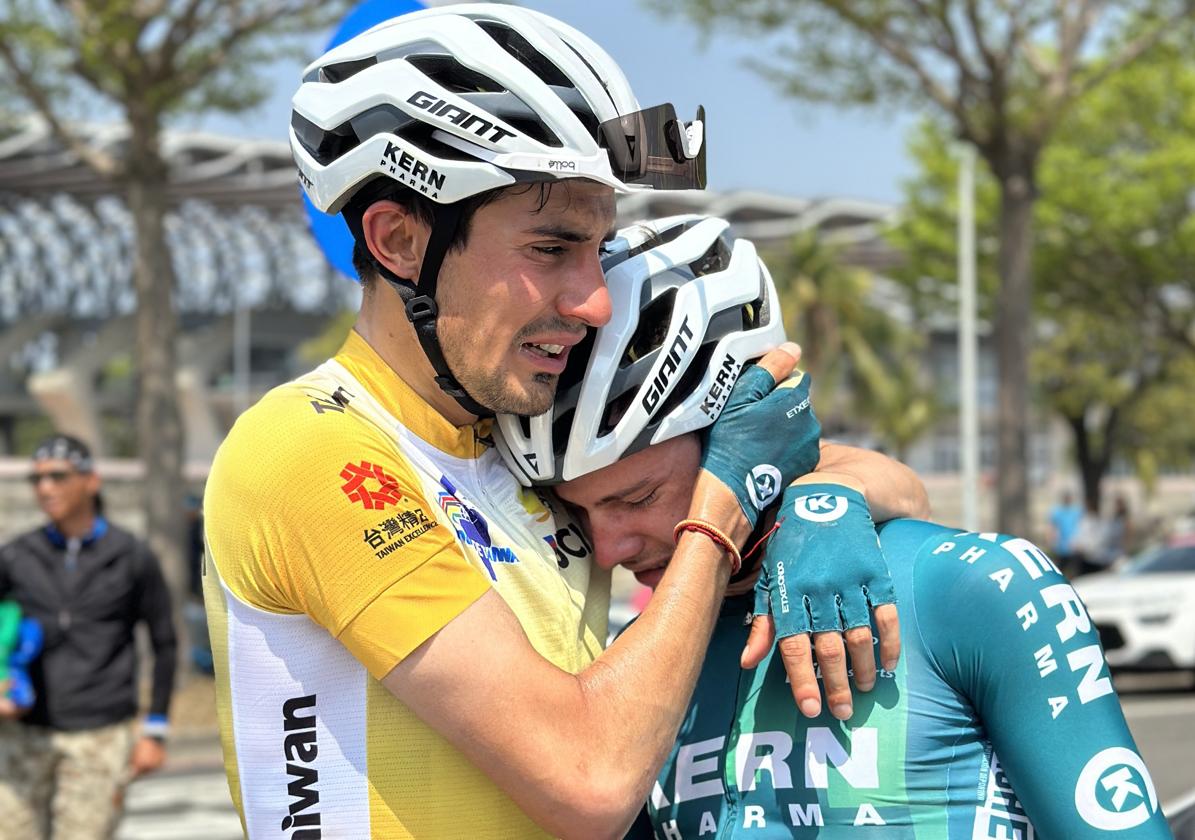 Iván Cobo se abraza a un compañero al final de la etapa.