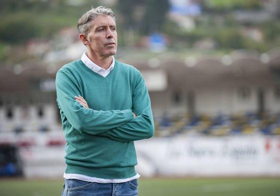 Paco Fernández, exentrenador del Racing y actual técnico del Real Oviedo juvenil.