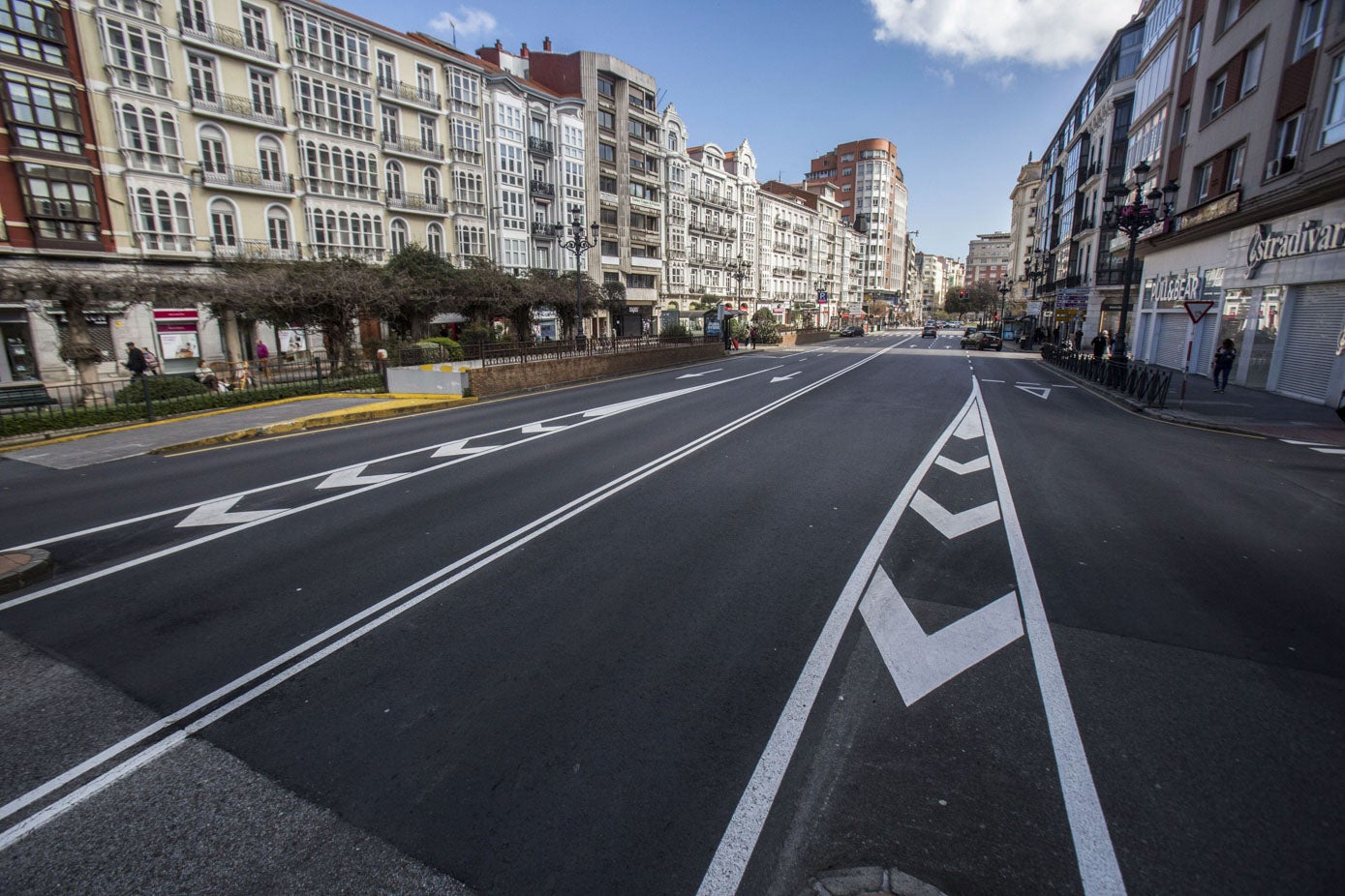 Las calles de las ciudades estaban completamente vacías, sin coches, sin gente, sin vida. Las persianas de los negocios estaban cerradas y el silencio era omnipresente.