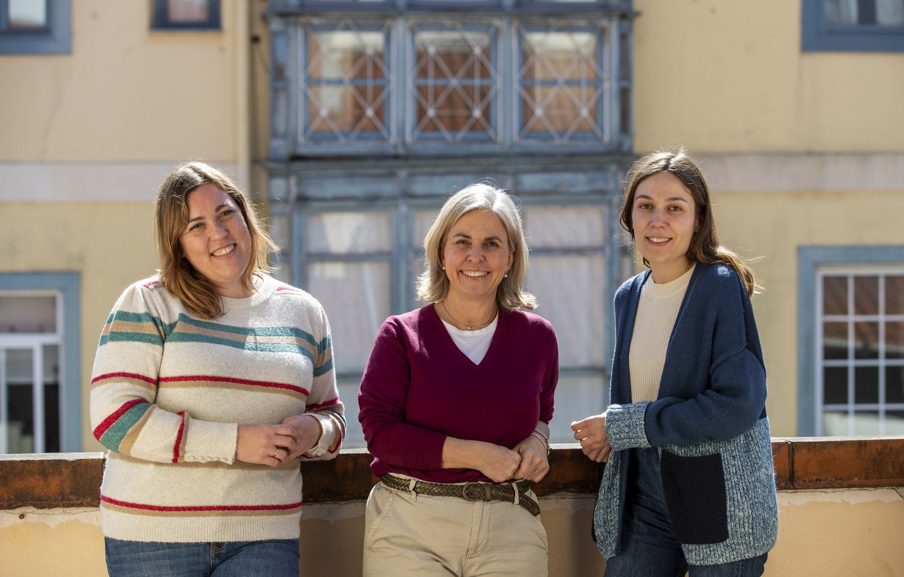 Isabel Cotero, Elena López y Cristina Esteras, en uno de los descansos del taller que se celebra en la Fundación Botín.