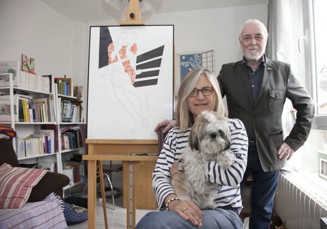 Padre e hija junto a una de sus obras.