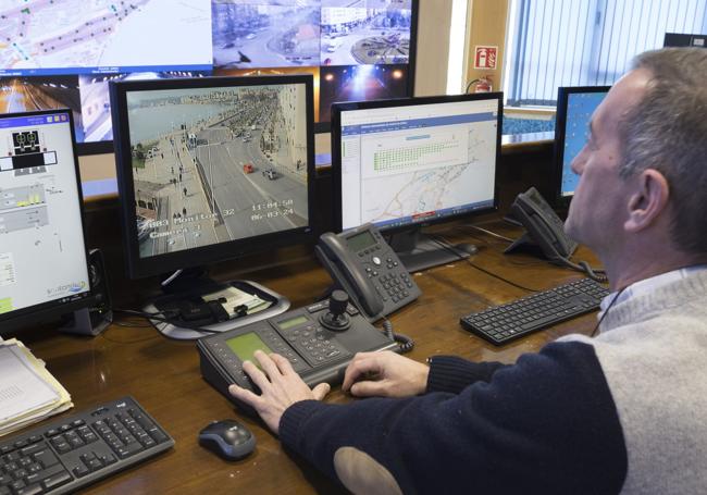 Uno de los monitores muestra la imagen de la cámara que enfoca a Castelar.