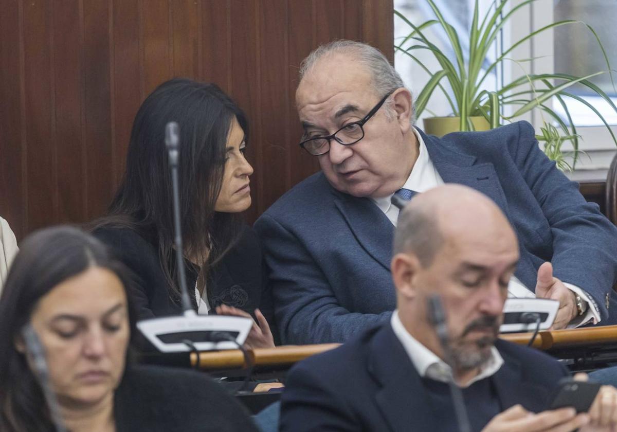 Emilio del Valle, junto a Laura Velasco, en un pleno del Ayuntamiento de Santander.