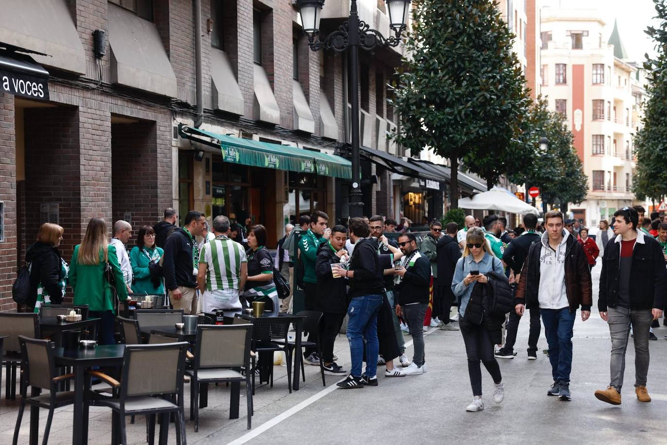 Grupos de aficionados en las terrazas.