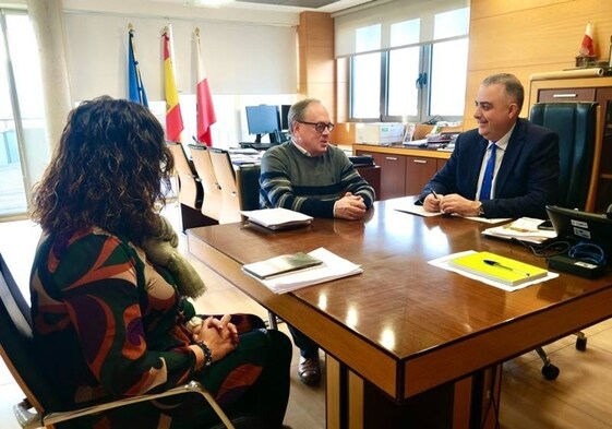 El alcalde de Campoo de Yuso, Eduardo Ortiz (PRC) en una reunión junto al consejero Roberto Media (PP).