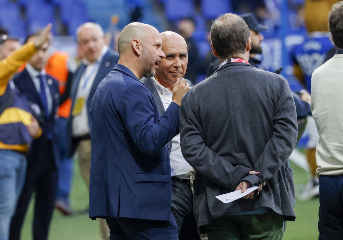 José Alberto charla con Manolo Higuera y Roberto González antes del partido