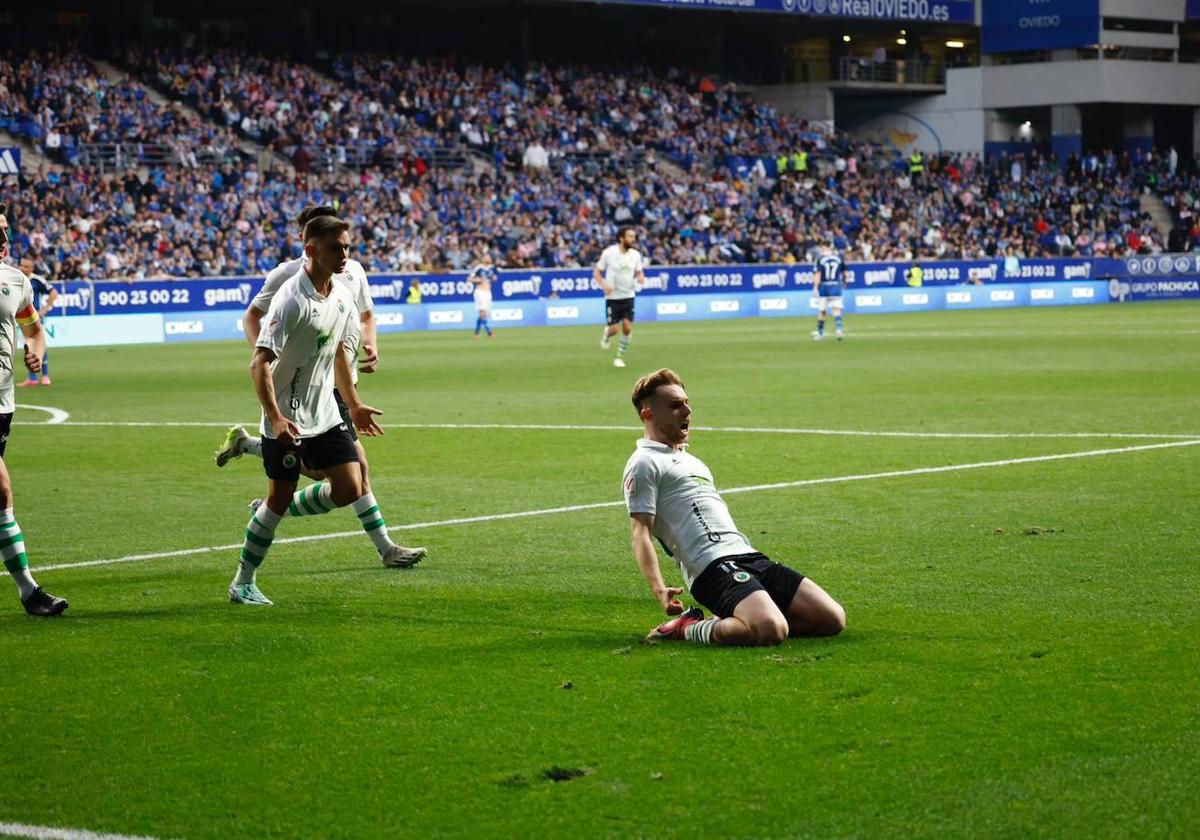 Peque celebra su gol.