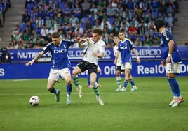 Un jugador del Oviedo agarra a Íñigo Vicente de la camiseta para proteger al balón