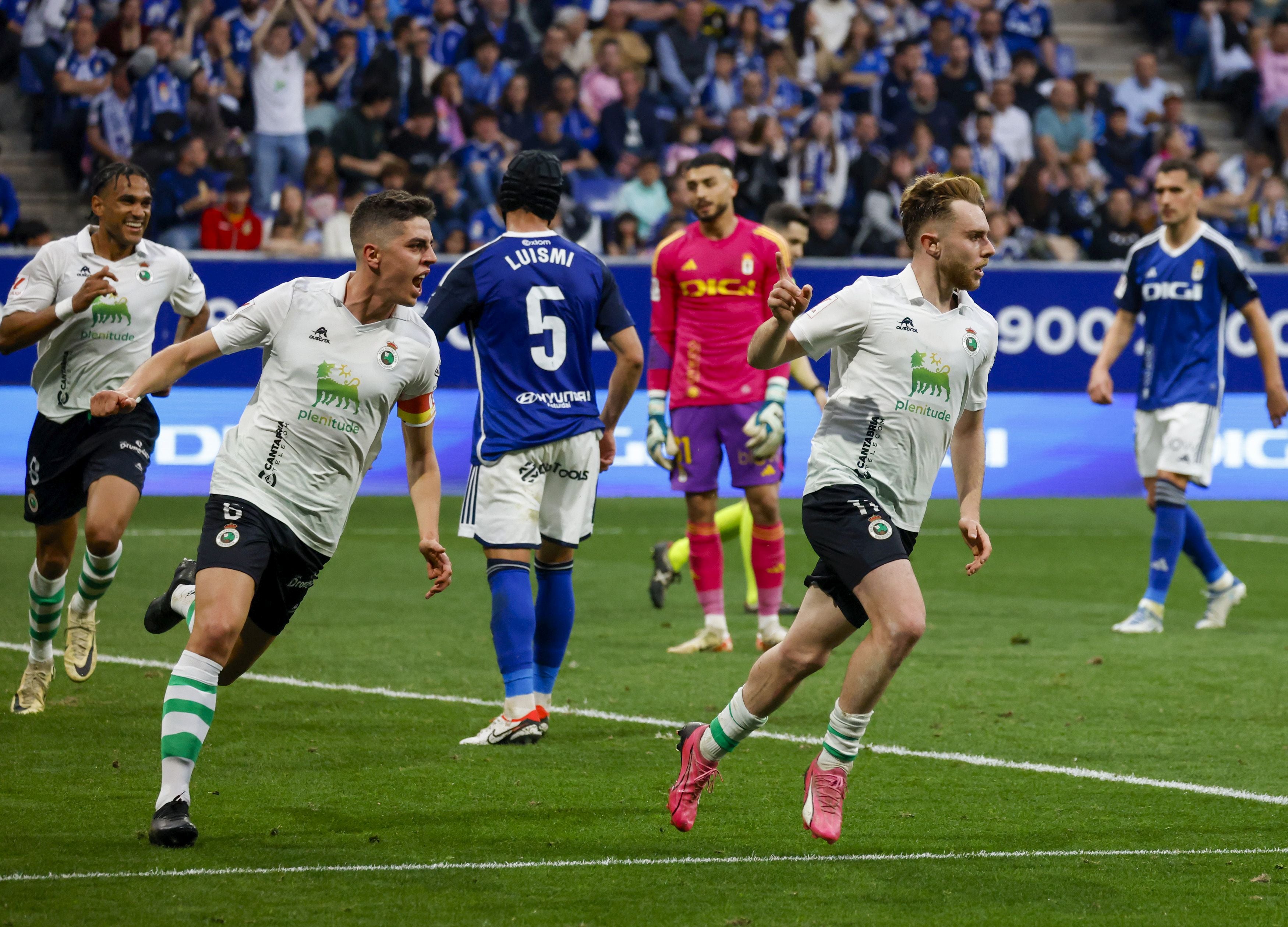 Peque celebra su gol ante el Oviedo, mientras Íñigo Sainz-Maza y Mboula corren tras él. 