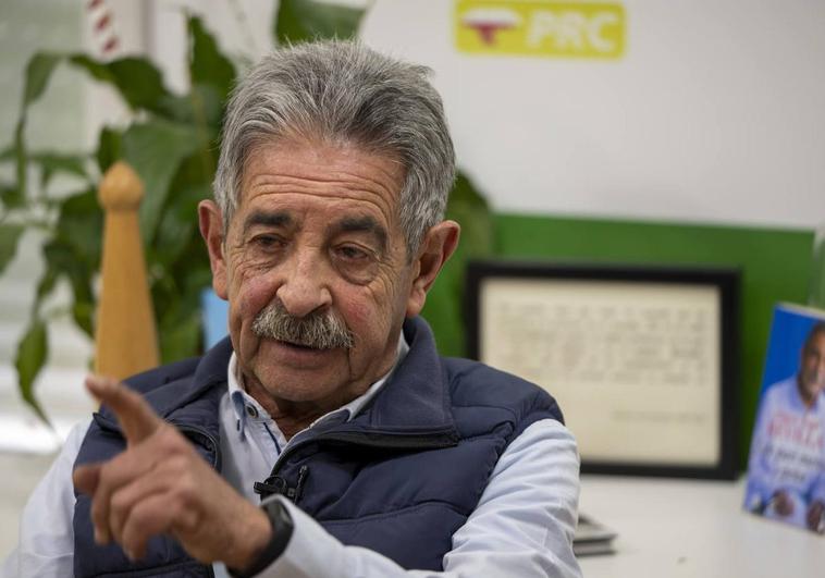 Miguel Ángel Revilla, en la sede del PRC, en un momento de la entrevista