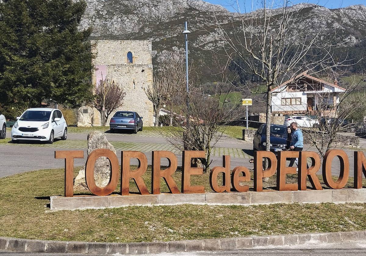 El Ayuntamiento ha colocado letras gigantes sobre la torre museo en el entorno de esa fortaleza.