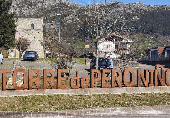 El Ayuntamiento ha colocado letras gigantes sobre la torre museo en el entorno de esa fortaleza.