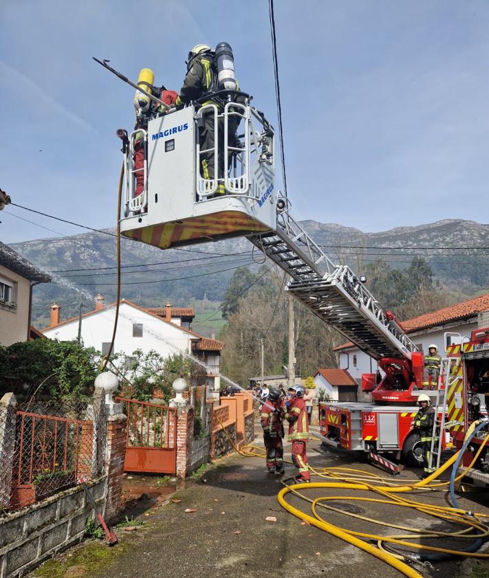 Imagen secundaria 2 - Un aparatoso incendio destruye una vivienda en San Felices de Buelna