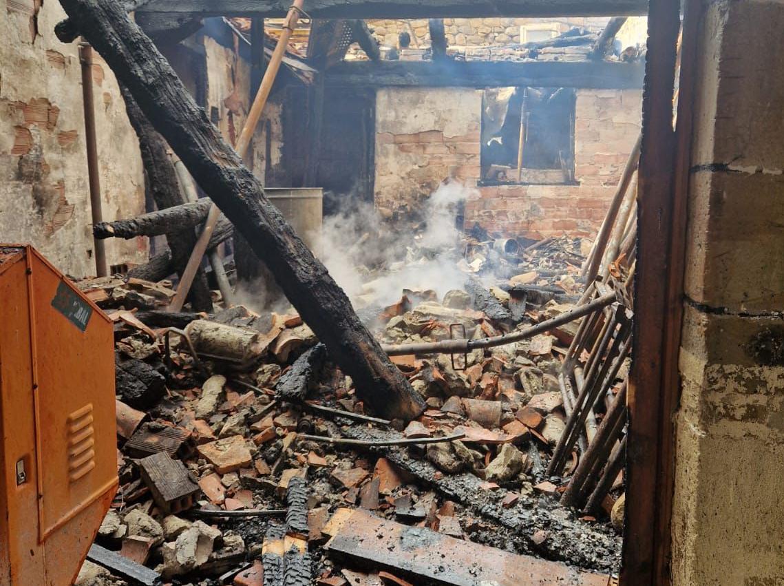 Imagen secundaria 1 - Un aparatoso incendio destruye una vivienda en San Felices de Buelna