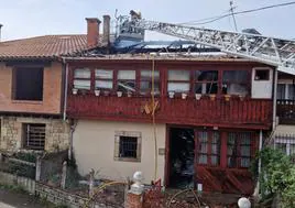 Un aparatoso incendio destruye una vivienda en San Felices de Buelna