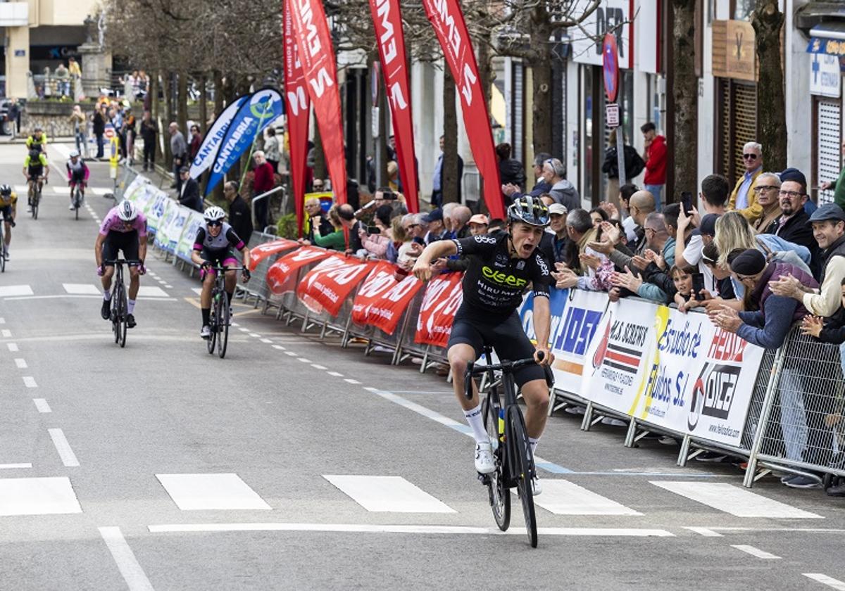 Iñaki Trujillo cruza la meta en primera posición del Gran Premio San José.