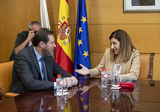 Buruaga charla con Puente en el despacho de la presidenta cántabra en Peña Herbosa