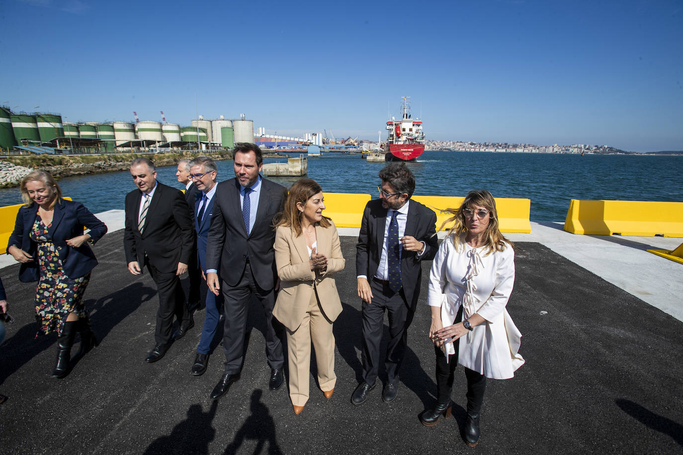 Buruaga charla con el presidente de Puertos del Estado, Álvaro Rodríguez. Les acompañan el resto de autoridades