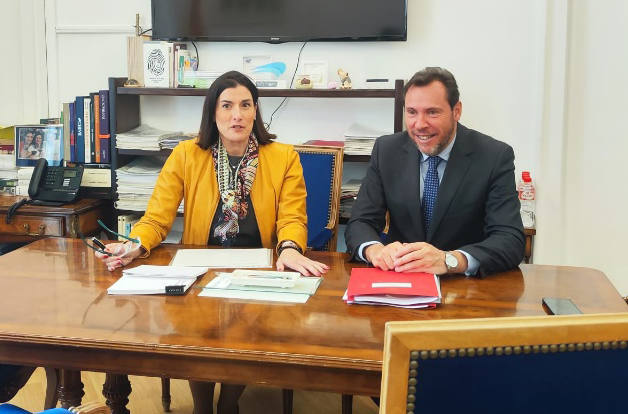 La segunda reunión de la jornada del ministro, esta vez en el Ayuntamiento de Santander con la alcaldesa de la ciudad, Gema Igual.