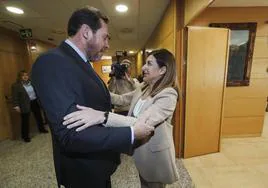 El ministro de Transportes, Óscar Puente, y la presidenta de Cantabria, María José Sáenz de Buruaga, esta mañana en la sede del Gobierno regional.
