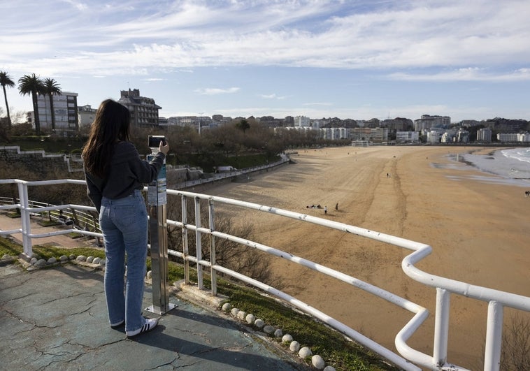 Una mujer probando la estación de monotorización de la segunda playa de El Sardinero