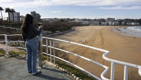 Una mujer probando la estación de monotorización de la segunda playa de El Sardinero