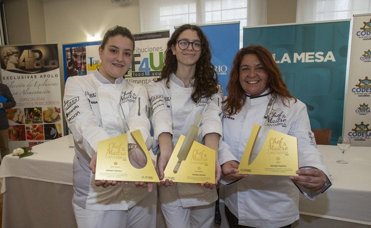 Jenifer Vaca, María Raluca y María Teresa Bárcena posan con las chaquetillas de ganadoras de cada concurso y muestran sus trofeos.