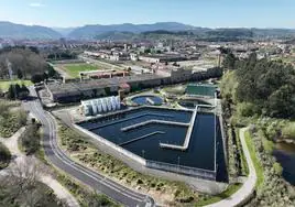 Complejo industrial de Sniace en Torrelavega, con la estación depuradora en primer término.