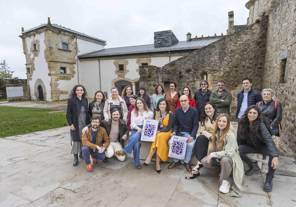 Almudena Díaz, Gema Igual, Juan Antonio González Fuentes y Noemí Méndez, rodeados por los creadores que participan en el ciclo.