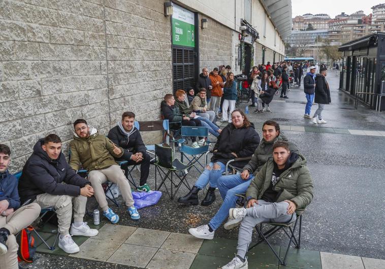 Aficionados con sillas plegables en los alrededores de los Campos de Sport.