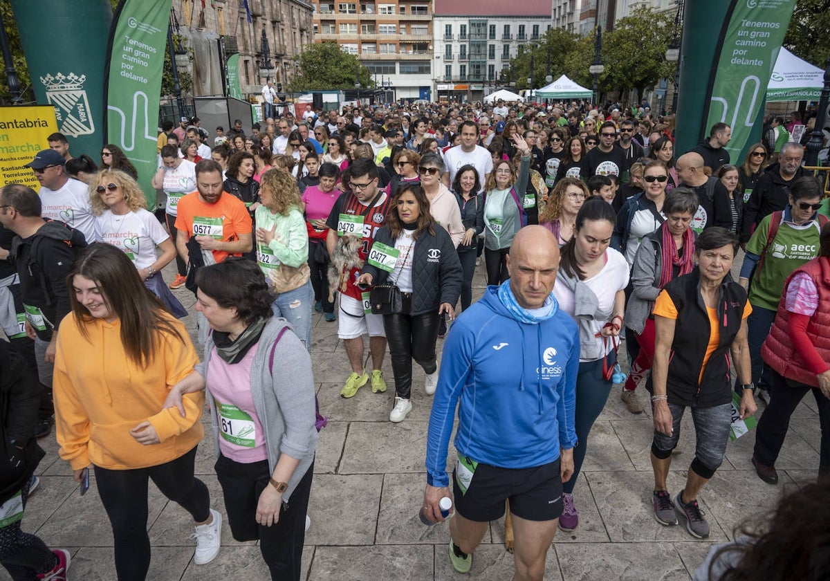 Vecinos inician la marcha solidaria, el año pasado, en el Bulevar Demetrio Herrero.