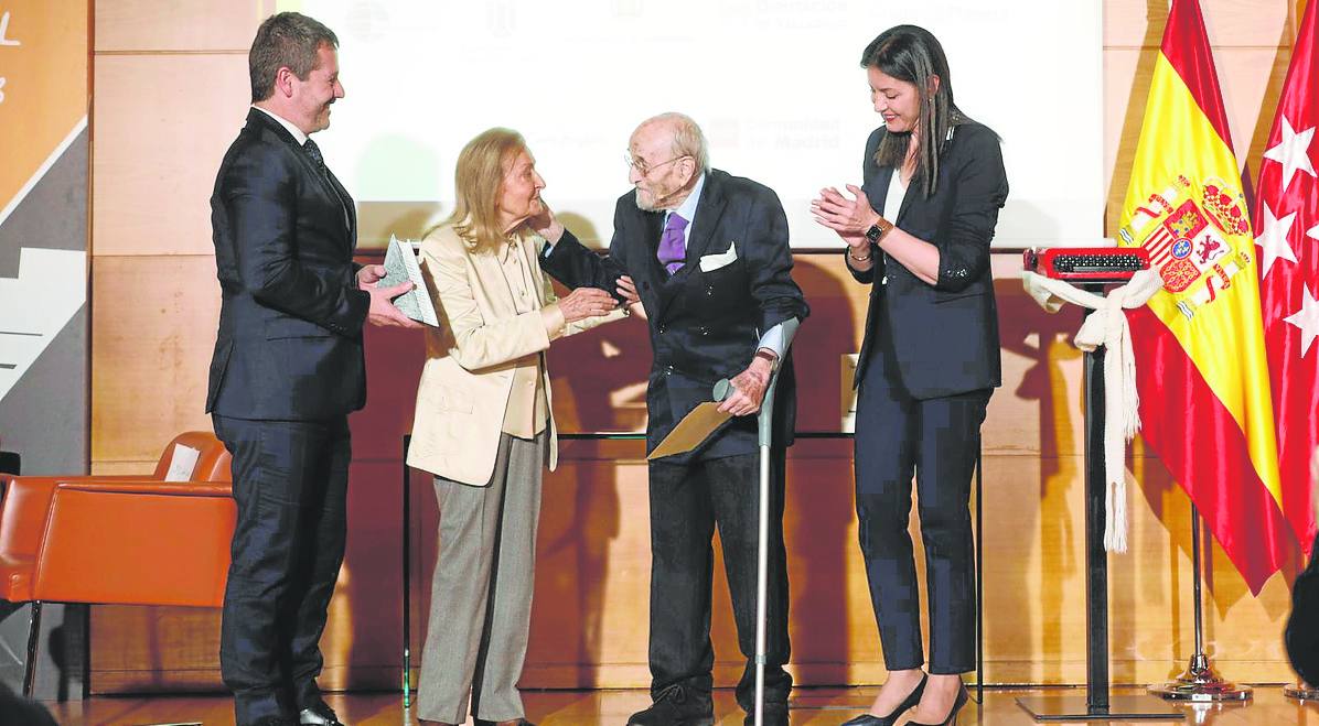La presidenta de la Fundación y viuda de Umbral, María España, entrega el galardón al escritor Álvaro Pombo.