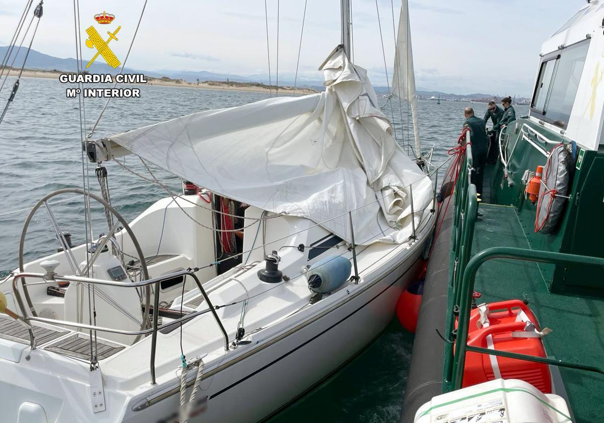 El velero y la patrullera de la Guardia Civil.