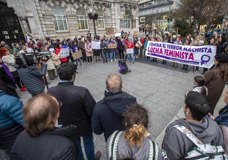 Cerca de 200 personas, representantes de diferentes asociaciones, se congregaron esta tarde de miércoles en Santander.