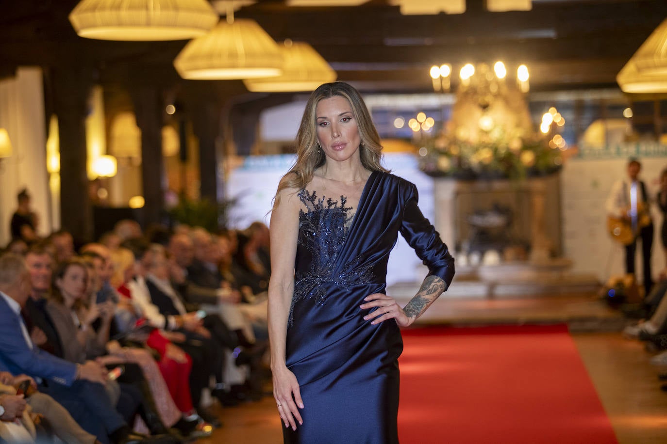 Desfile de Virginia Moda, comercio de Selaya galardonado con el 'Premio María Rosa Fernández-Pacheco' al emprendimiento femenino en los Valles Pasiegos.