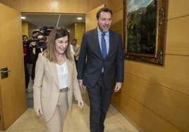 María José Sáenz de Buruaga y Óscar Puente, el pasado lunes, en la sede del Gobierno de Cantabria.
