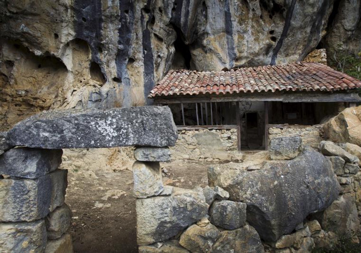 Iglesia rupestre de San Juan de Socueva, en Arredondo.