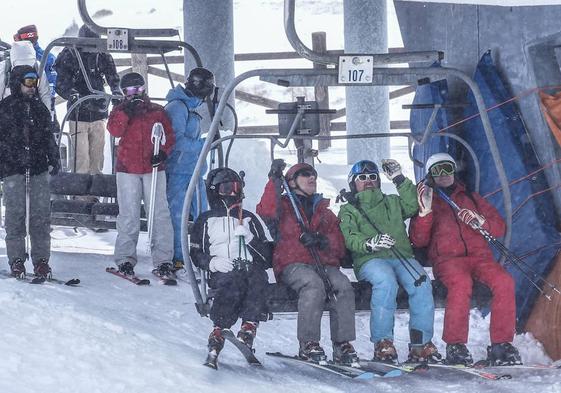Esquiadores en Alto Campoo en una de las pocas jornadas con la estación abierta este año.