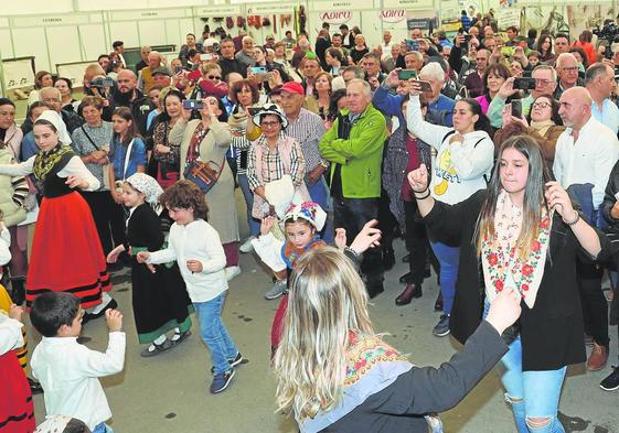 Bailes tradicionales en el interior de la carpa.