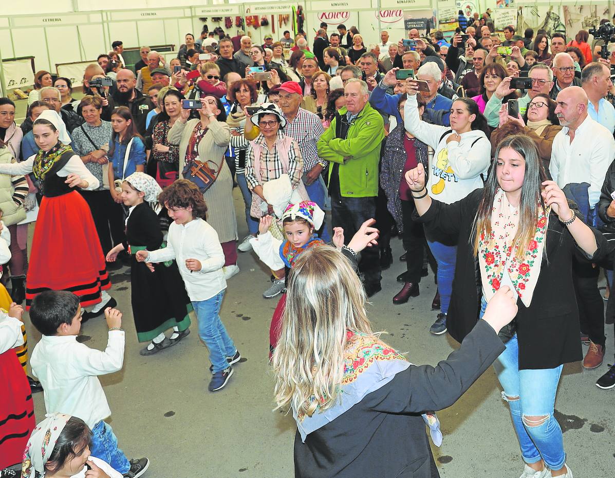 Bailes tradicionales en el interior de la carpa.