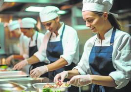 Futuros cocineros durante su periodo de formación.