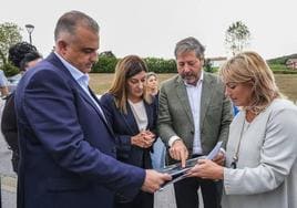 La presidenta y el consejero de Vivienda, con la alcaldesa de Polanco, el día que presentaron el proyecto en ese municipio.