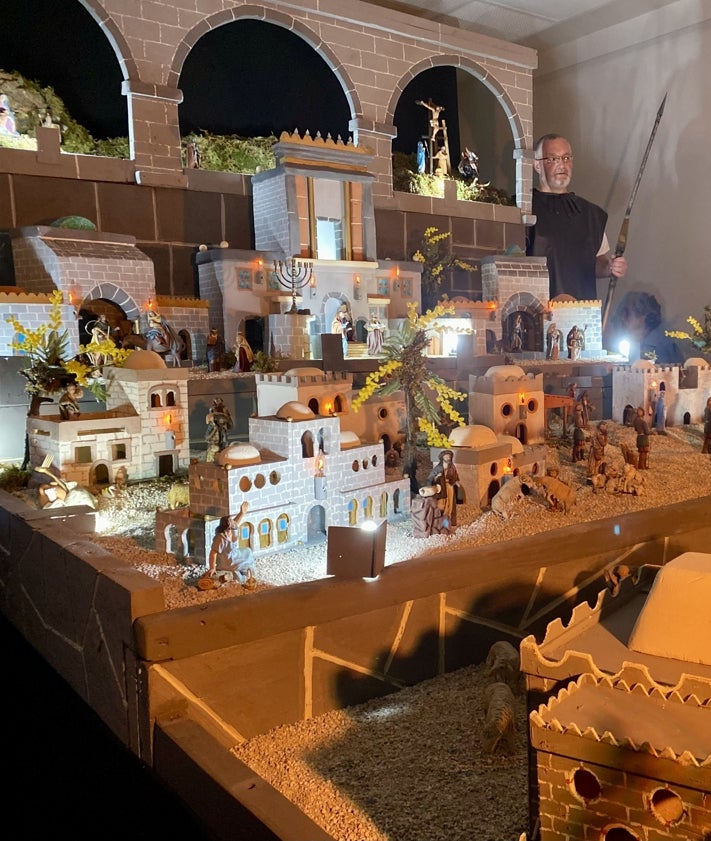 Imagen secundaria 2 - El diorama cuenta con más de cien figuras y quince edificios.