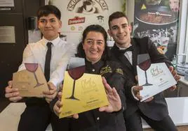 Jhon Pío Aguirre, Isabel Sobrón y Diego de Obeso, podio del concurso celebrado ayer en la Escuela de Hostelería del IESFuente Fresnedo.
