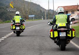 Dos motoristas de la Agrupación de Tráfico de la Guardia Civil.