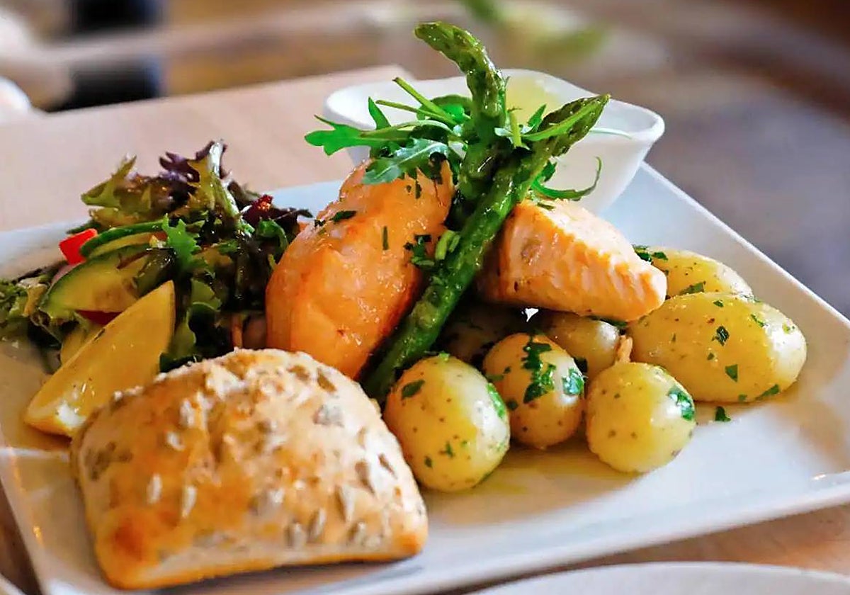 Una buena ración de salmón con su guarnición vegetal.