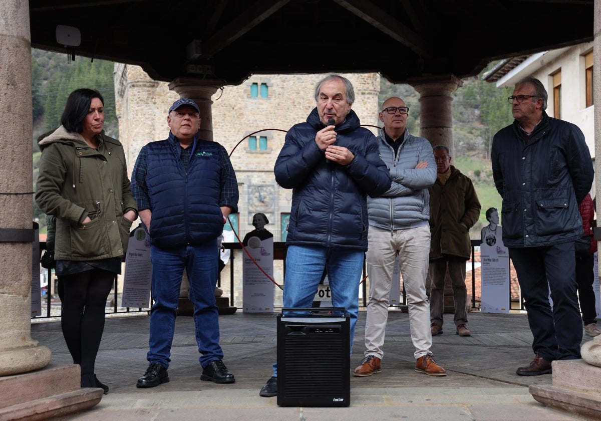 Javier Gómez se dirige a los vecinos, en Potes, en la última concentración por una mejora sanitaria en Liébana