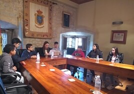 Los alumnos del IES José Hierro en su encuentro con la alcaldesa Charo Urquiza.