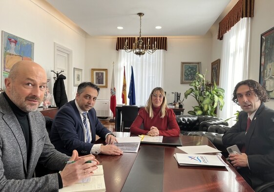 Los alcaldes Óscar Villegas, Carlos Caramés y Javier Fernández Soberón reunidos con la delegada del gobierno Eugenia Gómez de Diego.