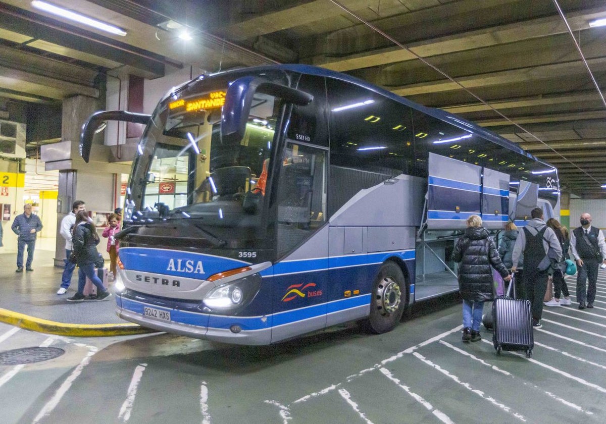 Salida de un autobús de Alsa desde las Estaciones, en Santander.